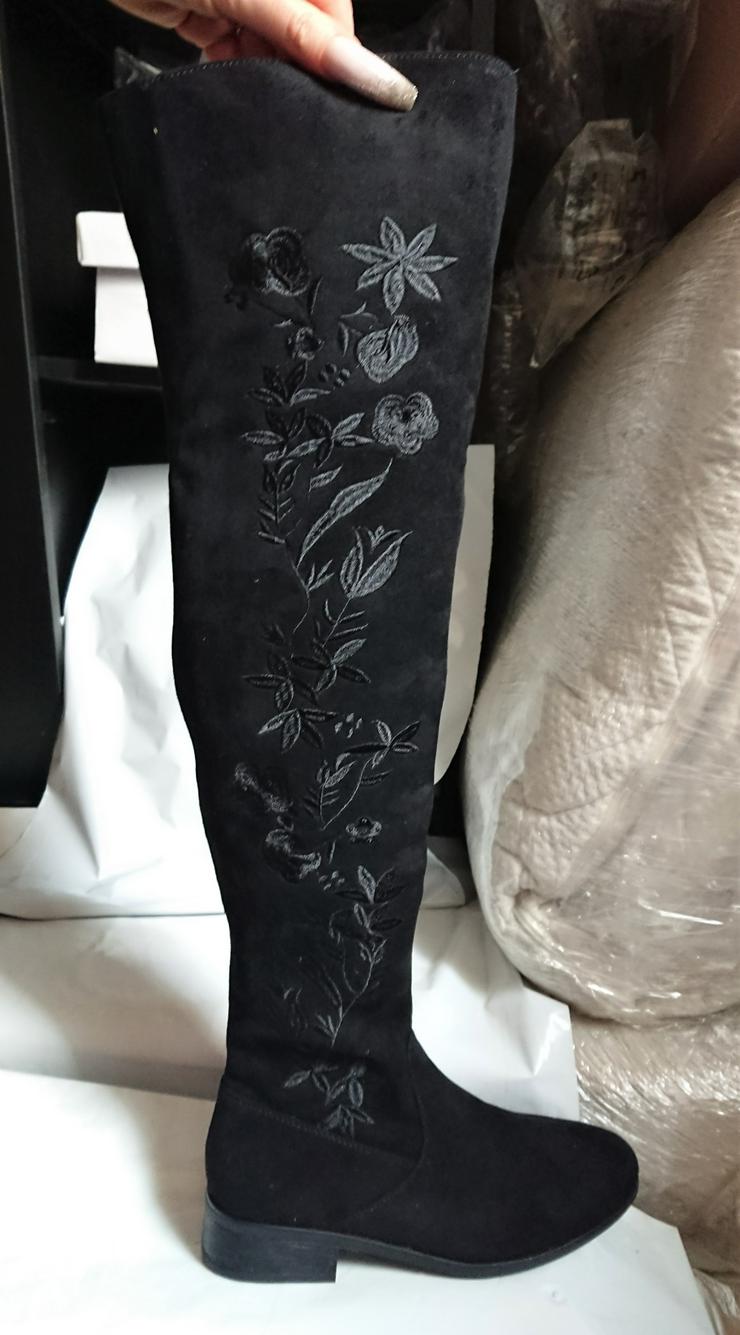 Bild 4: Gr. 37, elegante Overknee Stiefel mit Blumen- Muster ( leicht glänzend )