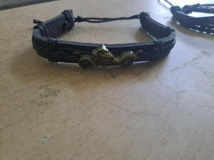 Bild 2: Lederarmbänder 