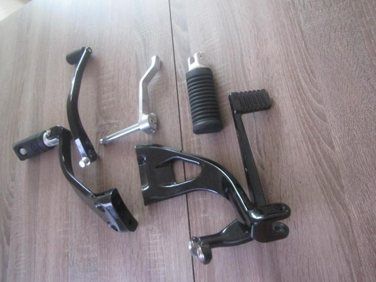 Bild 2: Harley-Davidson Street Bob 114 original Fußrastenanlage + Rasten
