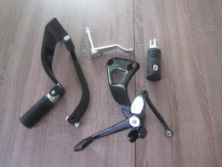 Bild 3: Harley-Davidson Street Bob 114 original Fußrastenanlage + Rasten
