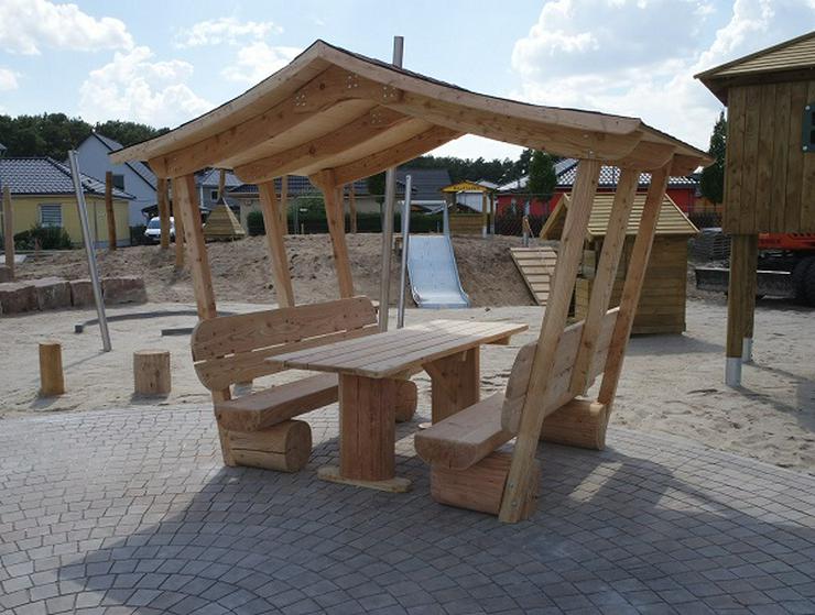 Überdachte Gartenmöbel. Gartenlaube. Holzmöbel.