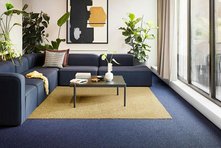 Bild 2: Schöne blaue mittelhohe Florteppichfliesen von Interface €5,00