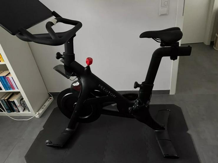 Bild 2: Peloton Bike Fitnessbike mit 22 Zoll HD 