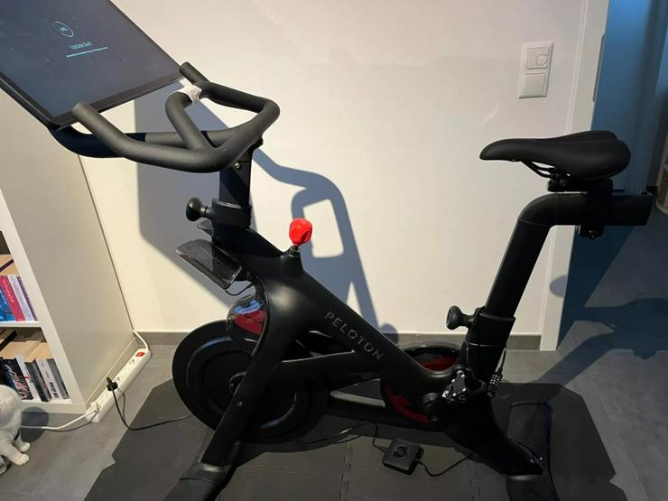 Peloton Bike Fitnessbike mit 22 Zoll HD 