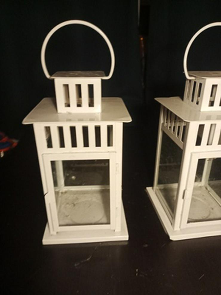 2 Kerzen-Laternen   Weiß   Metall und Glas   30 cm - Leuchten - Bild 1
