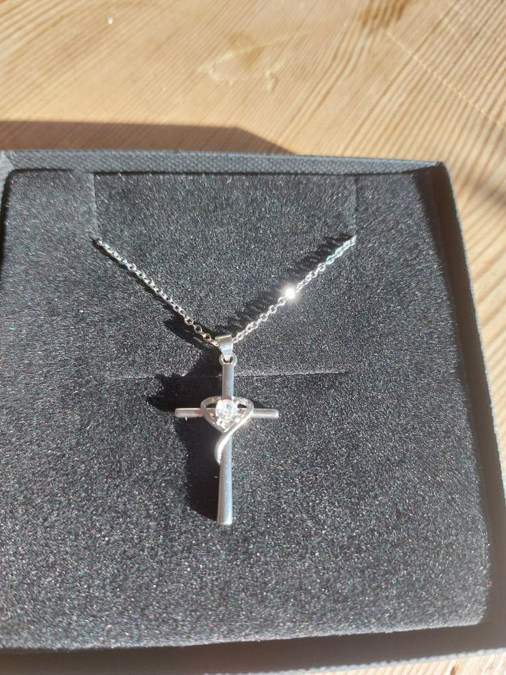 Halskette Silber mit Kreuz-Anhänger, stilvoll und zeitlos