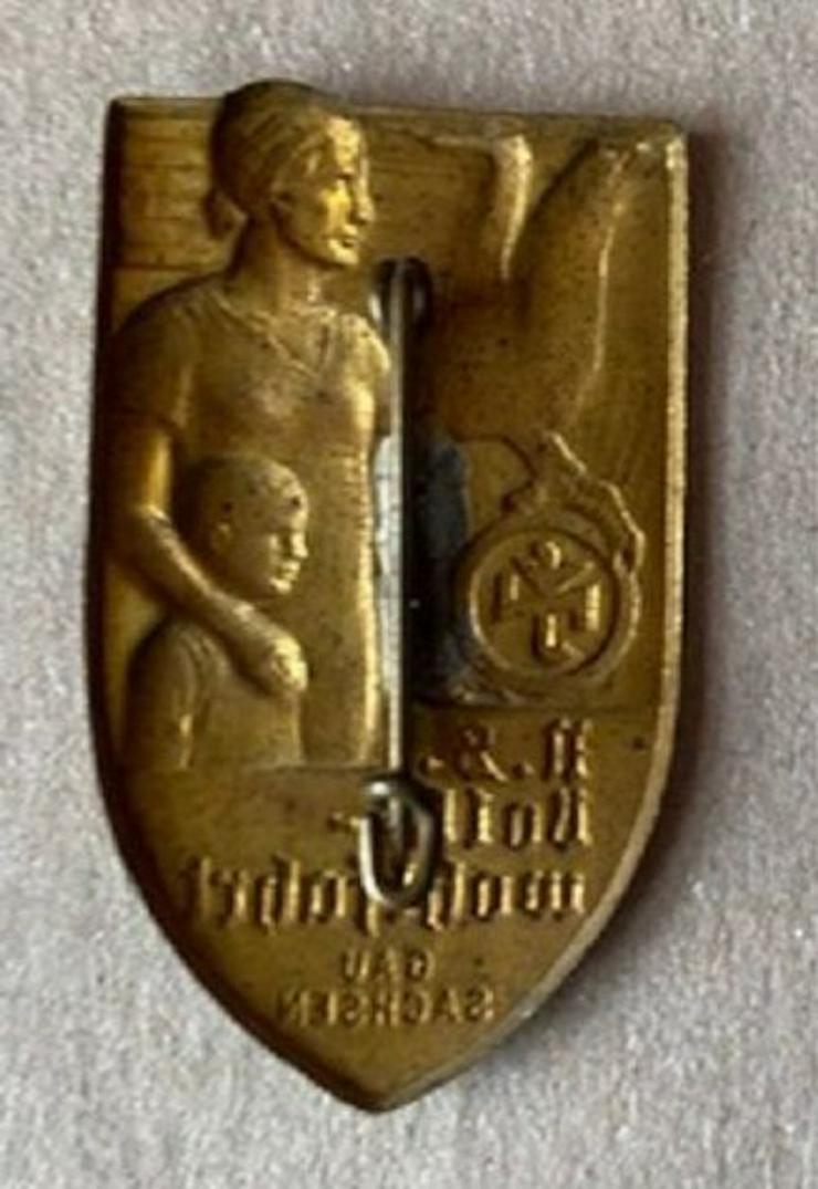 Bild 2:  Abzeichen der Volkswohlfahrt Gau Sachsen