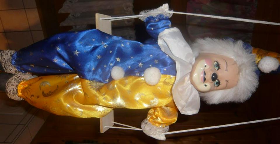 Großer Harlekin Clown Puppe auf Schaukel sitzend Top Deko