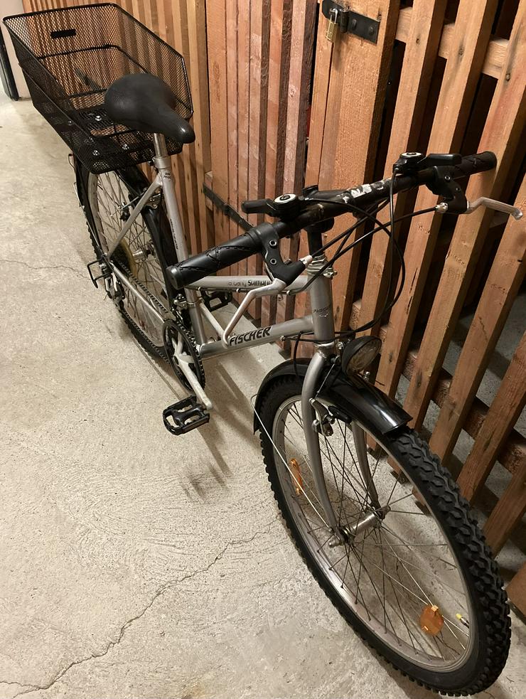 Bild 2: Damenfahrrad MTB Fischer, Räder 26 Zoll, Rahmenhöhe 49½ cm, 18 Gänge, Beleuchtung, Schutzbleche, Korb, Klingel