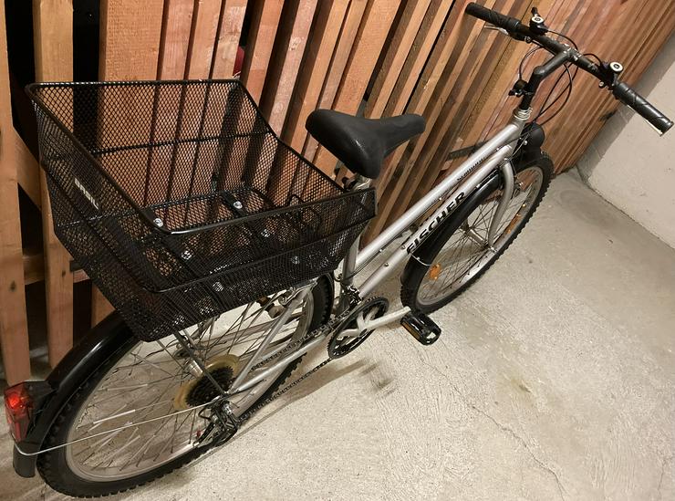 Damenfahrrad MTB Fischer, Räder 26 Zoll, Rahmenhöhe 49½ cm, 18 Gänge, Beleuchtung, Schutzbleche, Korb, Klingel