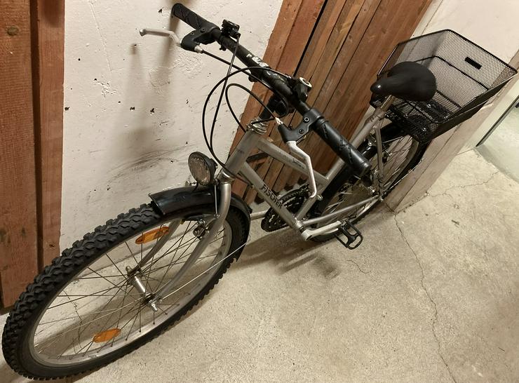 Bild 3: Damenfahrrad MTB Fischer, Räder 26 Zoll, Rahmenhöhe 49½ cm, 18 Gänge, Beleuchtung, Schutzbleche, Korb, Klingel