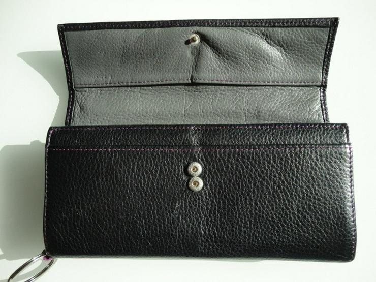 Bild 4: BREE Portemonnaie Leder schwarz, lila Nähte, Schlüsselring