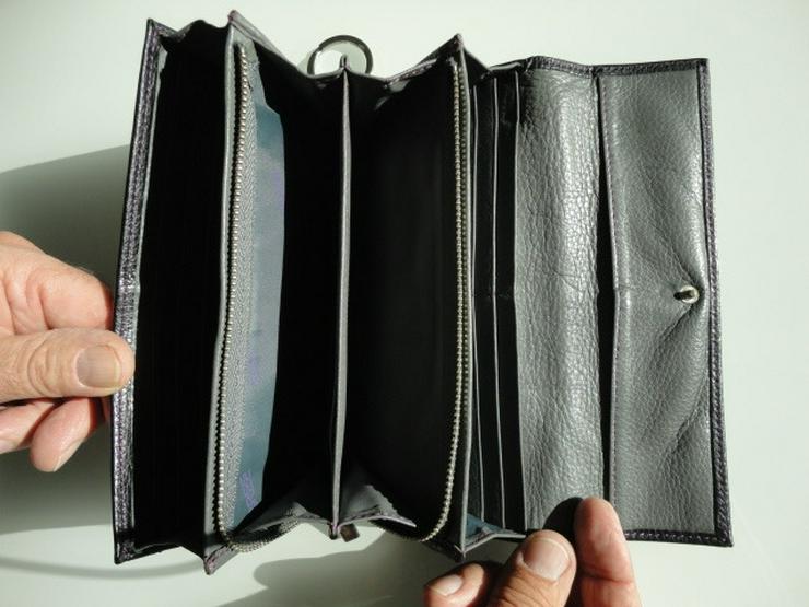 Bild 2: BREE Portemonnaie Leder schwarz, lila Nähte, Schlüsselring