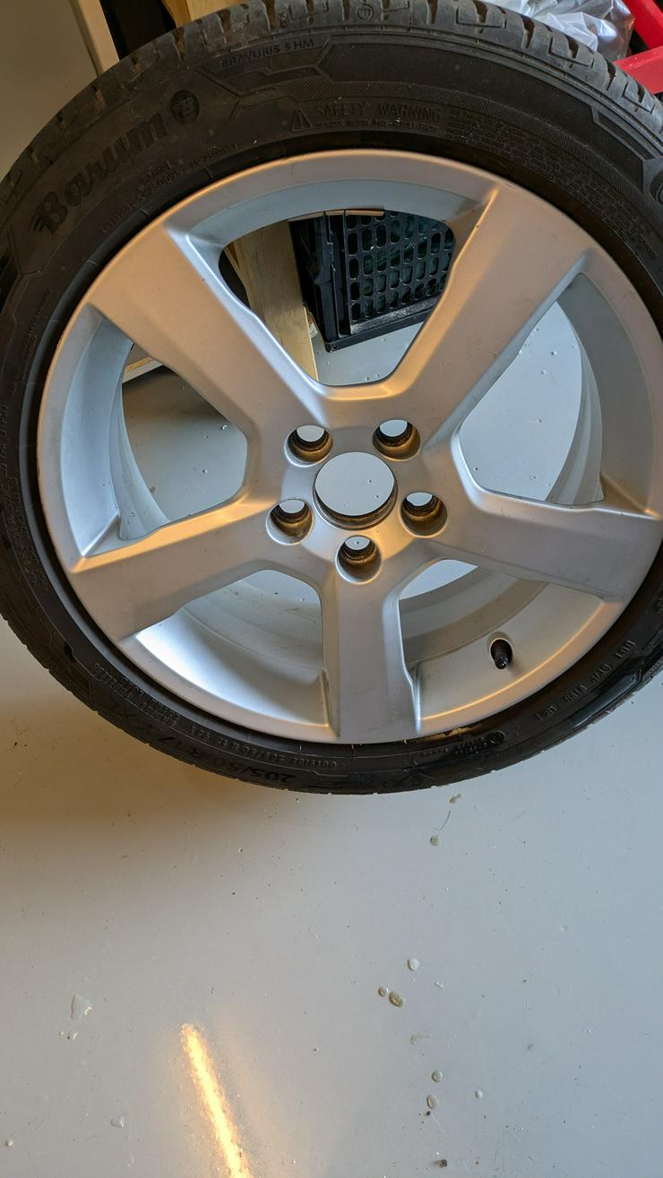 4 Sommerreifen auf Volvo-Originalfelgen 205/50/R17 YXL