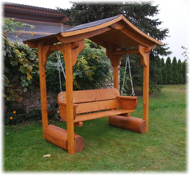 Hollywoodschaukel.  Gartenmöbel. Holzmöbel. Krongartmöbel.