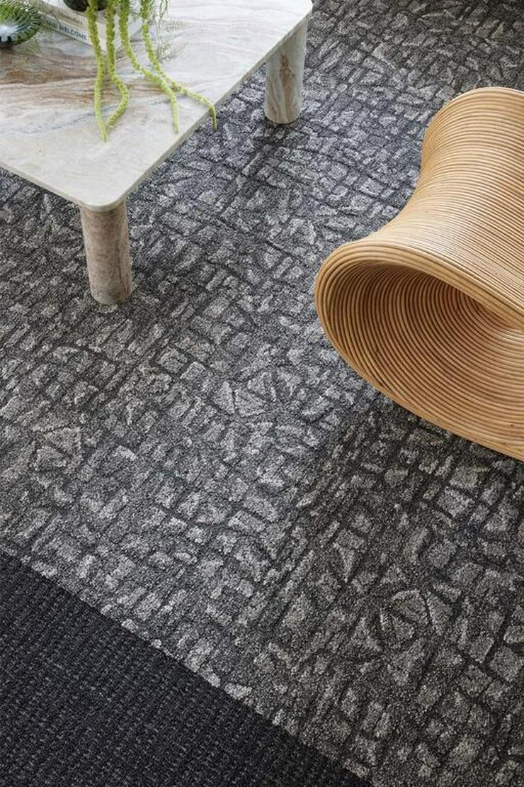 Bild 7: Wunderschöne Etched & Threaded tapijttegels van Interface