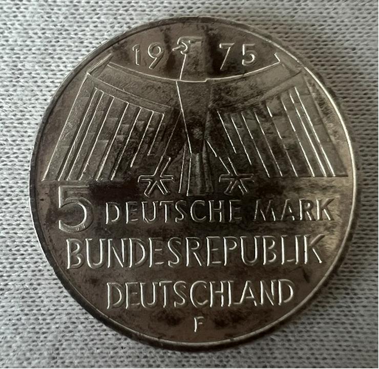 Zum 50. Jubeljahr eine 5 DM Silber-Gedenkmünze von 1975