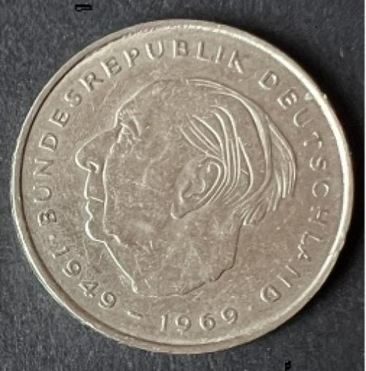 Bild 2: Zum 50. Jubeljahr eine 2 DM "F" Kursmünze von 1975