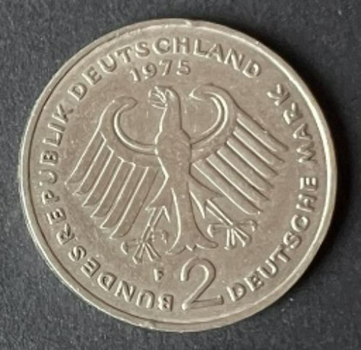 Zum 50. Jubeljahr eine 2 DM "F" Kursmünze von 1975