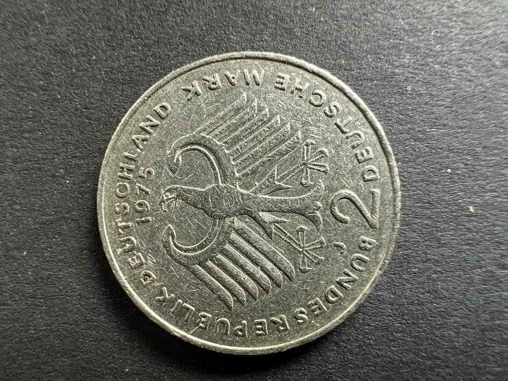 Zum 50. Jubeljahr eine 2 DM "J" Kursmünze von 1975
