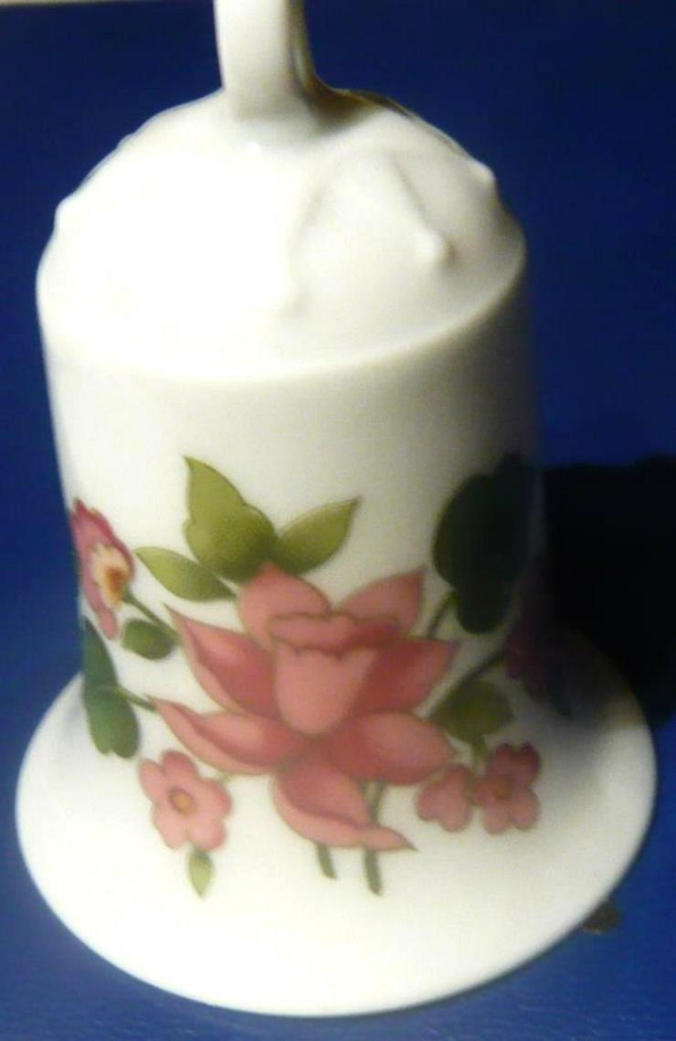 Bild 2: Hutschenreuther Porzellan Sammelglocke mit Blumenmotiv
