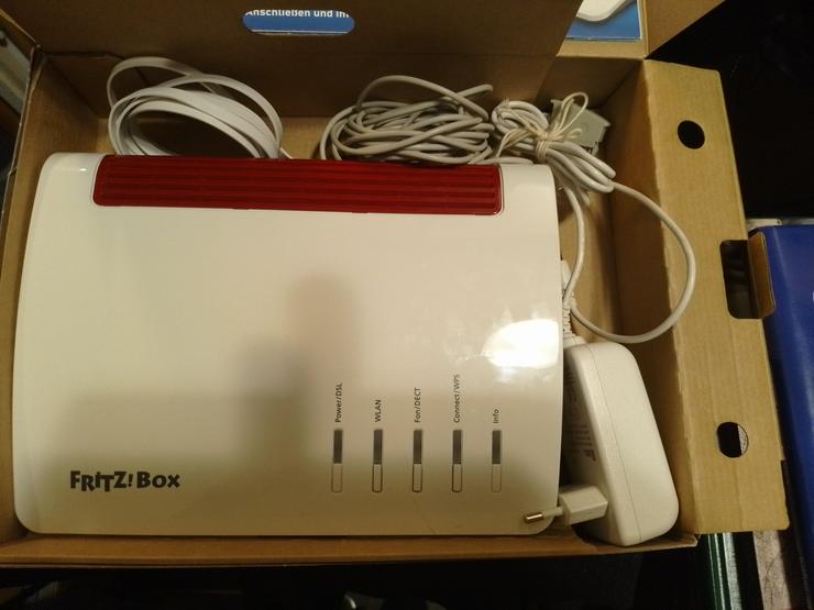 Biete Fritzbox 7590 OVP + Zubehör. 2.4GHz WLAN sehr schwach.