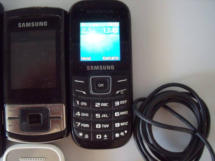 Bild 7: Gebrauchte Handys ,Samsung , 4 Stück und Kopfhören + Geschenk S K.