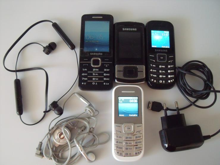 Gebrauchte Handys ,Samsung , 4 Stück und Kopfhören + Geschenk S K.