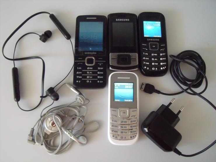 Bild 12: Gebrauchte Handys ,Samsung , 4 Stück und Kopfhören + Geschenk S K.