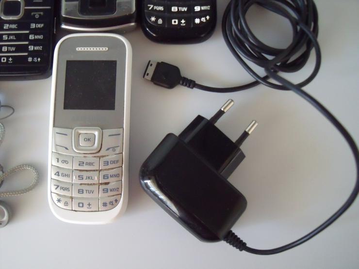 Bild 11: Gebrauchte Handys ,Samsung , 4 Stück und Kopfhören + Geschenk S K.