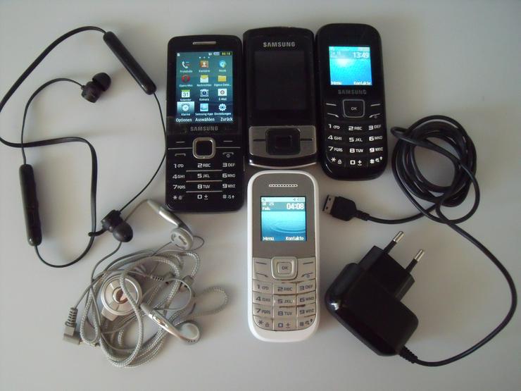Bild 4: Gebrauchte Handys ,Samsung , 4 Stück und Kopfhören + Geschenk S K.