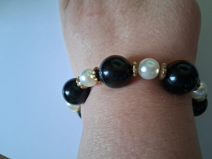 Elastisches Perlenarmband – Creme, Gold & Schwarz