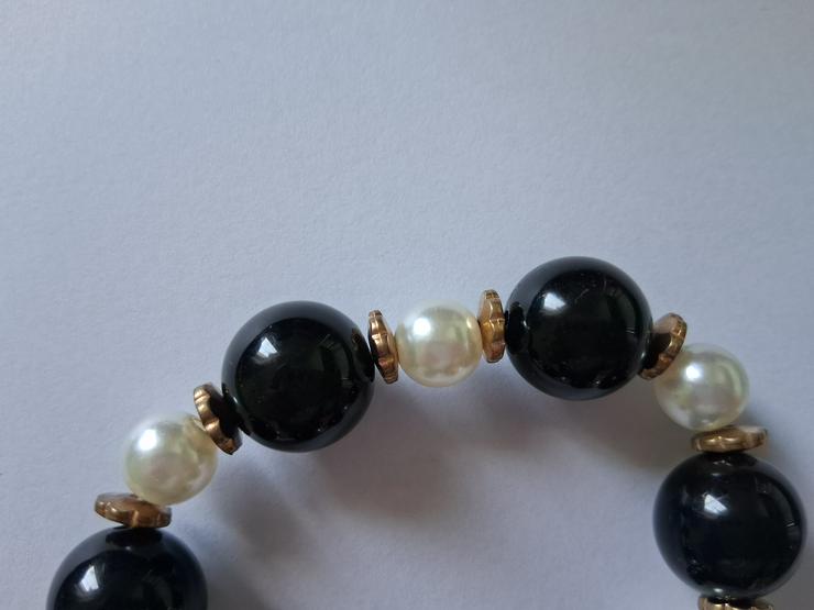 Bild 3: Elastisches Perlenarmband – Creme, Gold & Schwarz