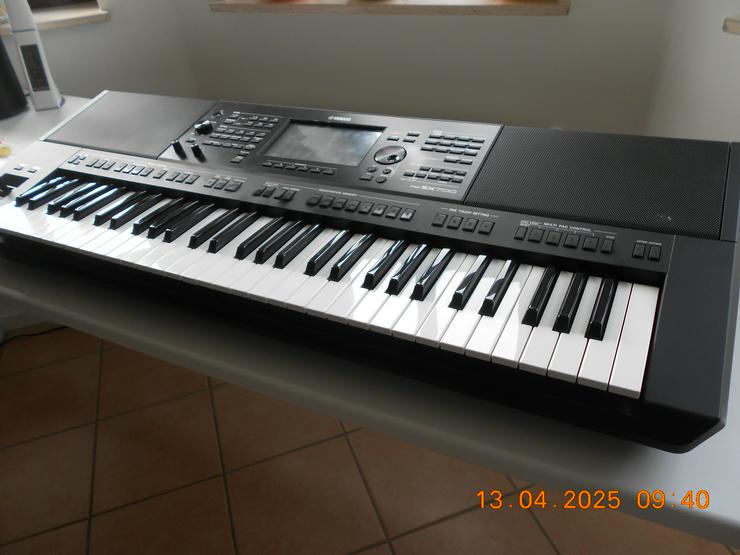 Bild 2: Keyboard Yamaha PSR SX 700 plus Instrumenten Kabel