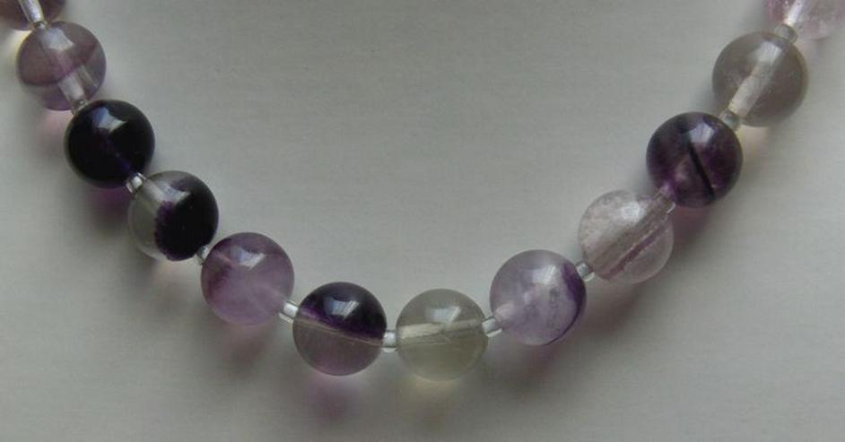 Bild 2: Edelsteincollier mit dem Fluorit
