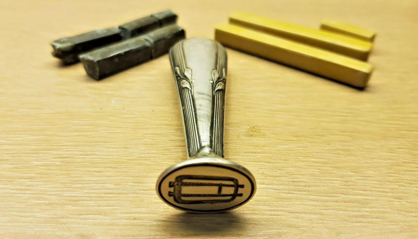 Bild 13: Siegel Stempel 1938 SILBER Initialen Prägung OH