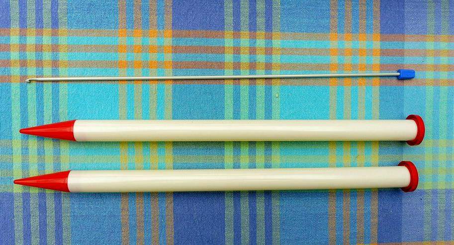 Bild 2: Jumbostricknadel 35 cm und Häkelnadel Stärke 3  34 cm lang