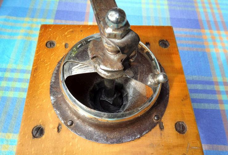 Bild 4: Nostalgische Holzkaffeemühle als Zuckerspender