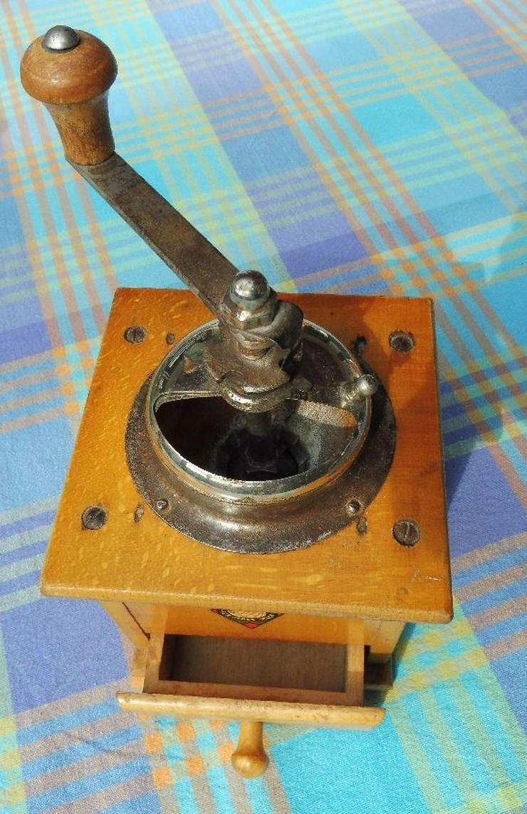 Bild 3: Nostalgische Holzkaffeemühle als Zuckerspender