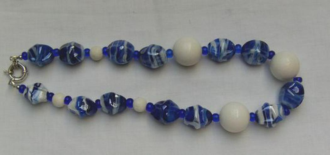Bild 4: Halskette, blauweisser Perlmutt mit weisser Koralle
