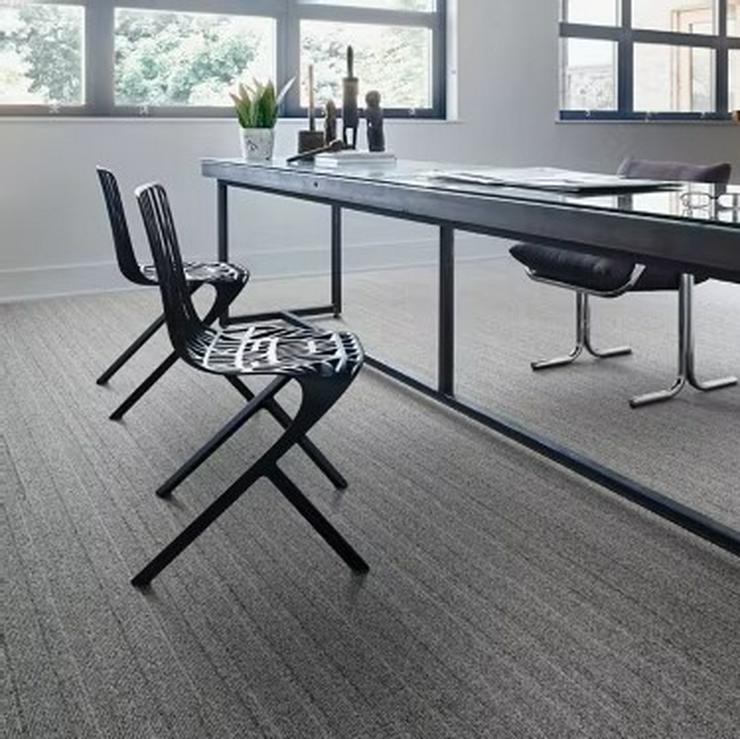 285 m² Teppichfliesenstreifen im Format 25 cm x 100 cm. Sehr dekorativ! - Teppiche - Bild 1