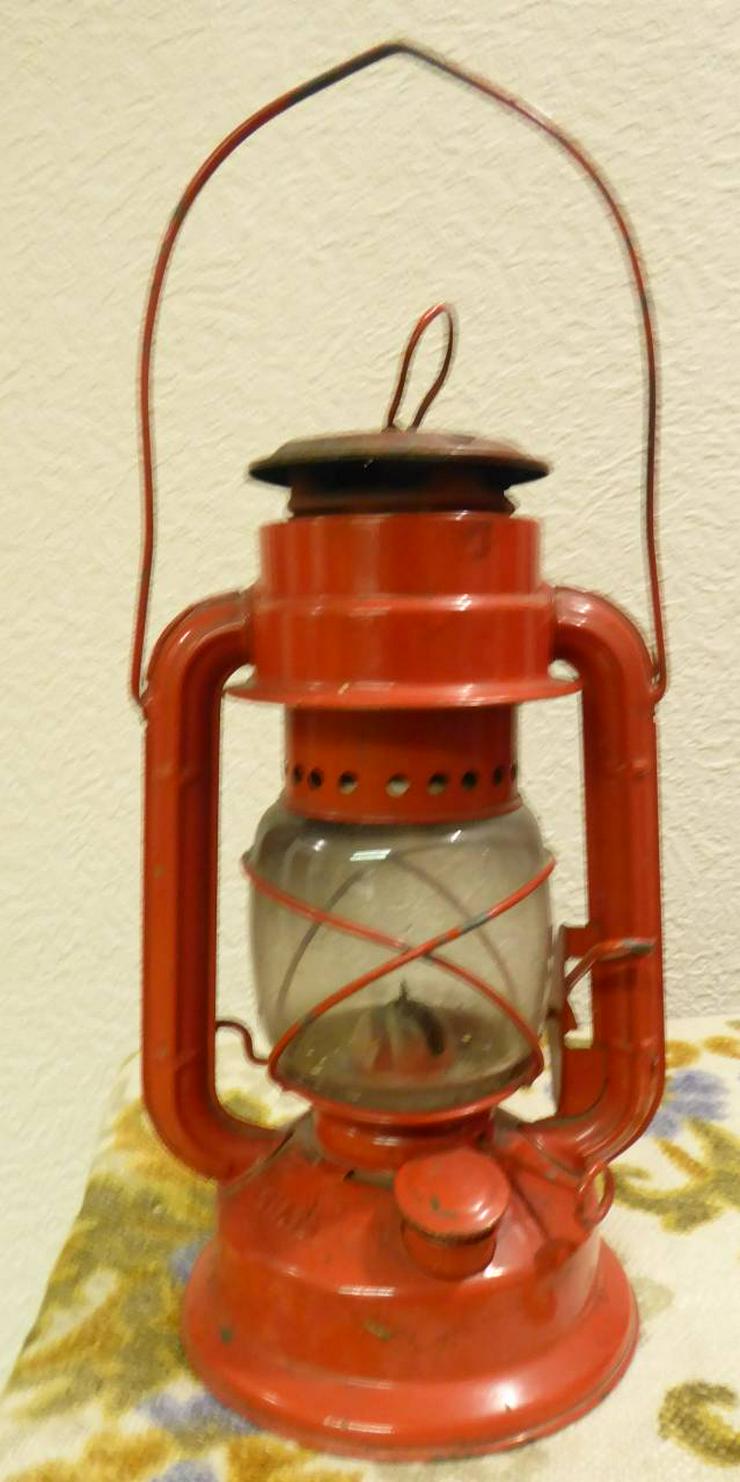 Bild 2: rote Petroleumlampe, 25 cm hoch, 15 cm breit