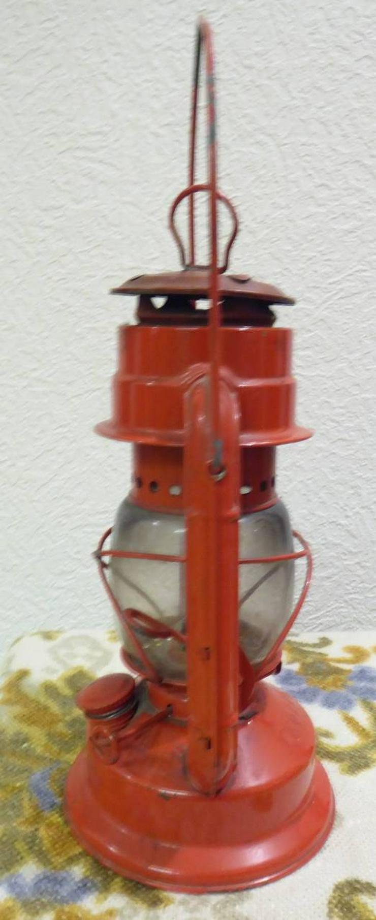 Bild 3: rote Petroleumlampe, 25 cm hoch, 15 cm breit