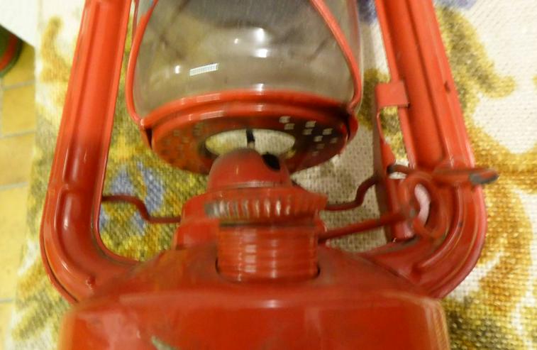 Bild 5: rote Petroleumlampe, 25 cm hoch, 15 cm breit