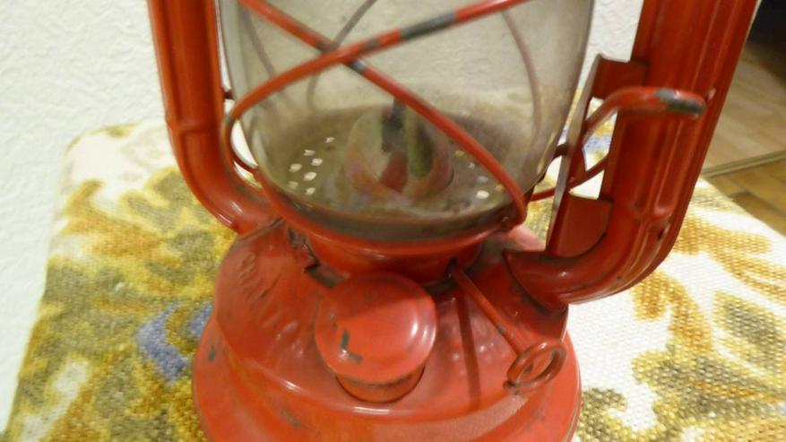 Bild 4: rote Petroleumlampe, 25 cm hoch, 15 cm breit