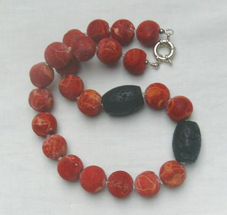 Bild 5: Edelsteinkette , Schaumkoralle mit Lava Einlagen