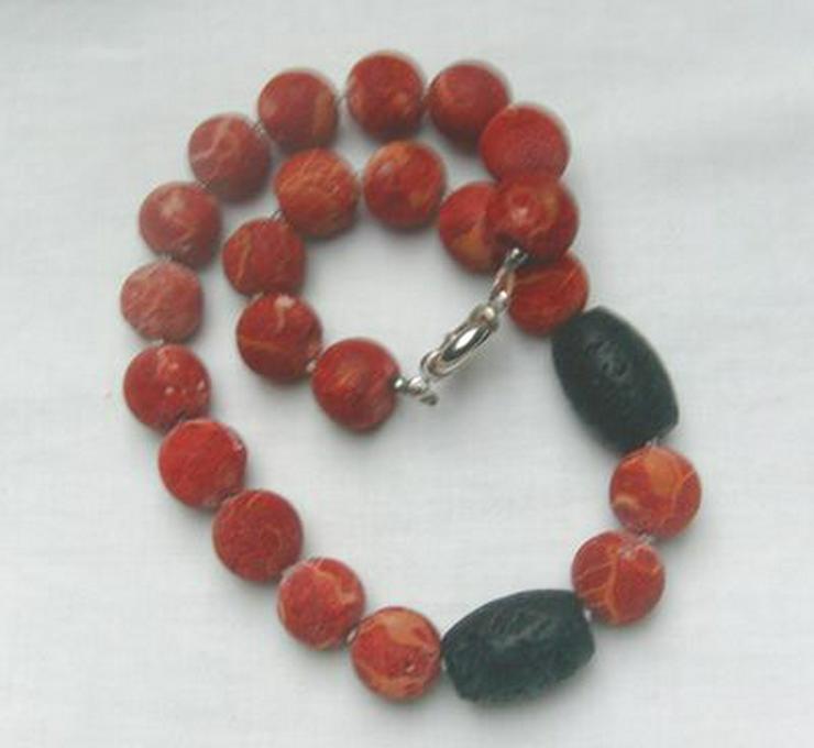 Bild 3: Edelsteinkette , Schaumkoralle mit Lava Einlagen