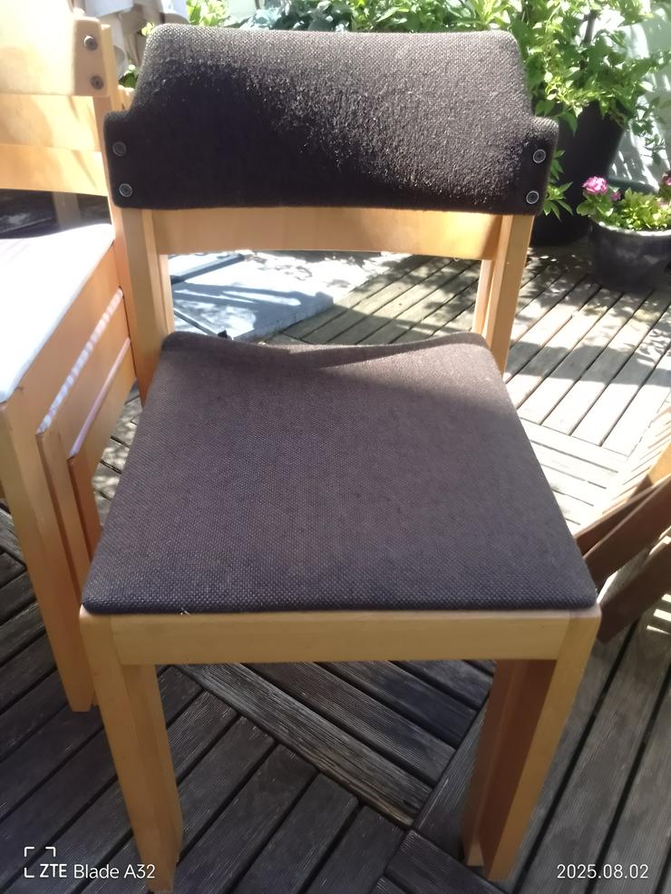 Bild 3: STABILE VOLLHOLZSTÜHLE