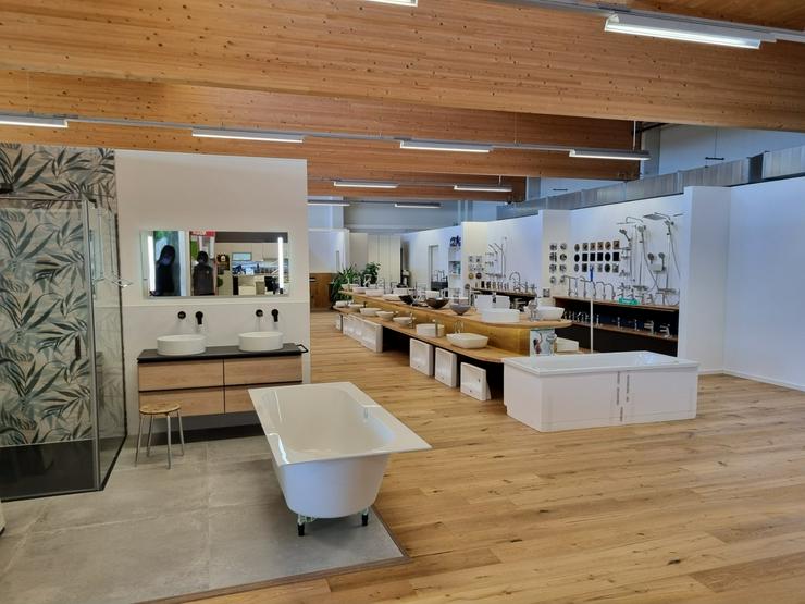 Bild 2: *Hallo und willkommen bei Bayernbad – Ihren Badshop in Landshut*