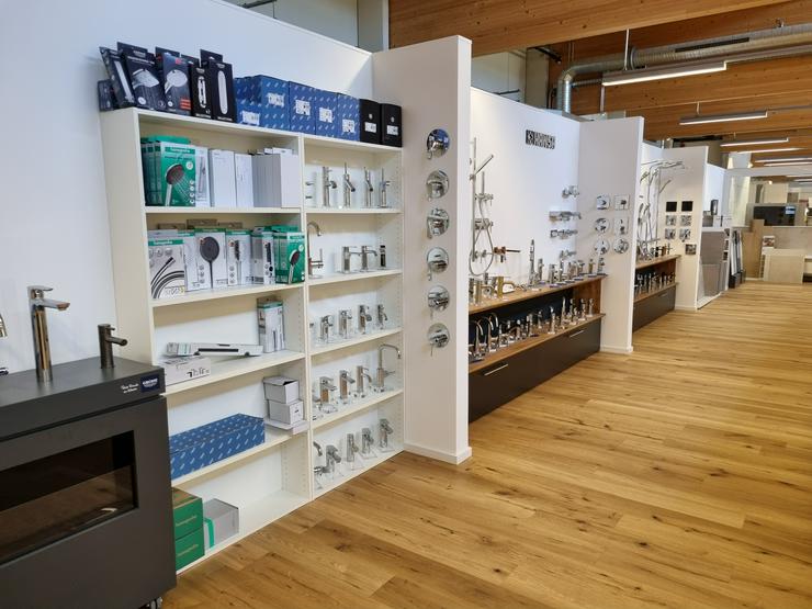 Bild 12: *Hallo und willkommen bei Bayernbad – Ihren Badshop in Landshut*